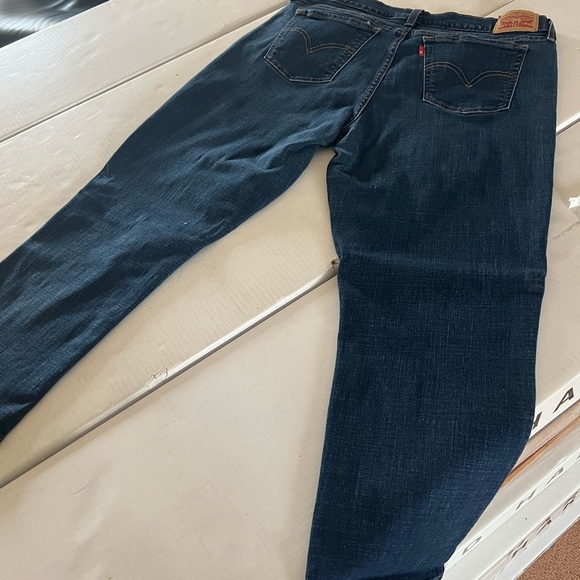 Ladies Levi cropped jeans. Size 31 - Picture 3 of 3